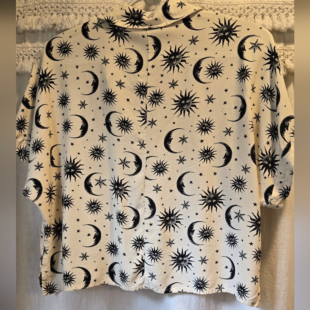Hot Topic Cream & Black Celestial Moon Stars Oversized Crop Button-Up Shirt XS - Picture 5 of 8